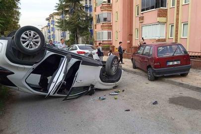 Otomobil park halinde olan araca çarpıp ters şekilde durabildi: 3 yaralı