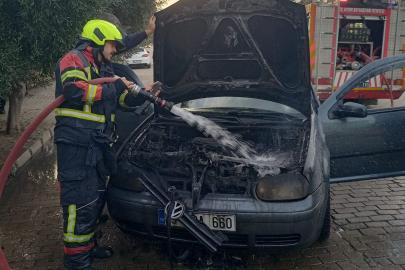 Otomobil seyir halindeyken alev aldı