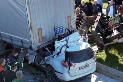 Otomobil tırın altına girdi: Özel eğitim öğretmeni hayatını kaybetti