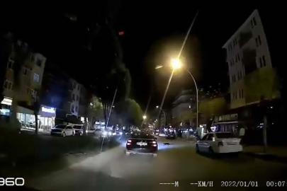 Otomobilin altında kalan kedi telef oldu