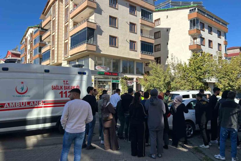 Otomobilin çarptığı 2 öğrenci yaralandı