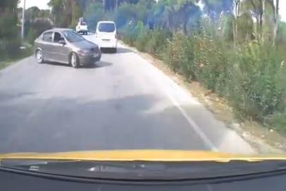 Otomobilin, ticari taksiye çarpma anı araç kamerasına yansıdı: 2 yaralı