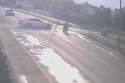 Otomobille çarpışan motokuryenin ağır yaralandığı kaza güvenlik kamerasına yansıdı