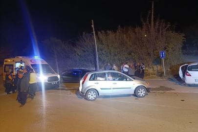 Otomobiller çarpıştı: 3 yaralı