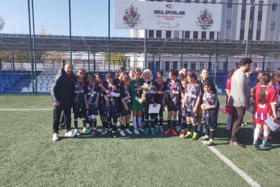 Özalplı kız futbol takımı il birincisi oldu