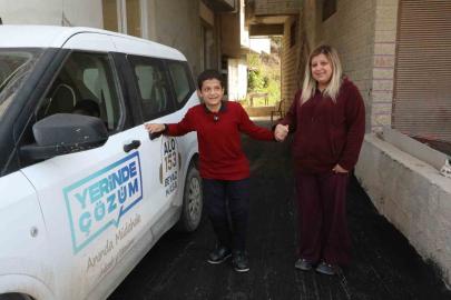 Özel gereksinimli birey Sebahattin, evinin bulunduğu sokakta rahatça yürüyebilsin diye yollar asfaltlandı