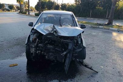 Palmiyeye çarpan otomobil hurdaya döndü: 1 yaralı