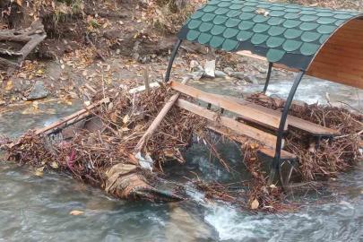 Palu’da Teke Deresi taştı: banklar sürüklendi