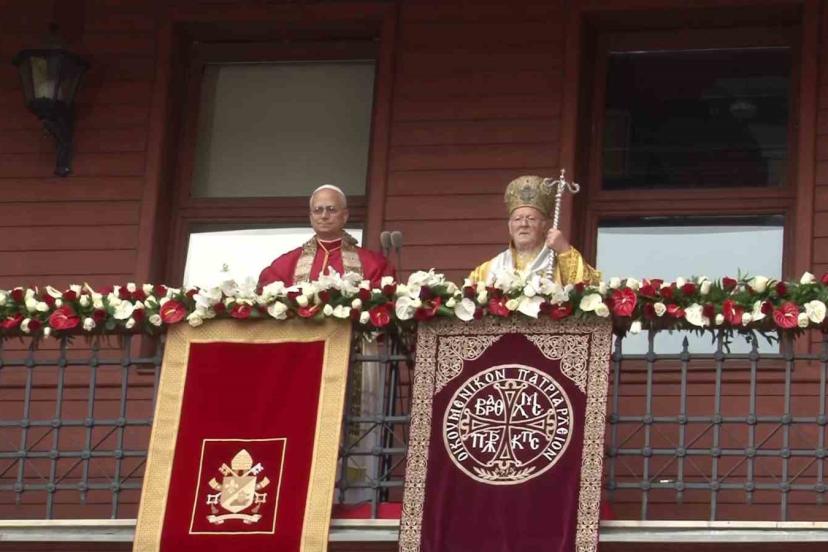 Papa 14. Leo ve Fener Rum Patriği Bartholomeos, ayine katılanları selamladı