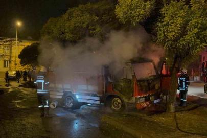 Park halinde alev alan kamyon hareket etti