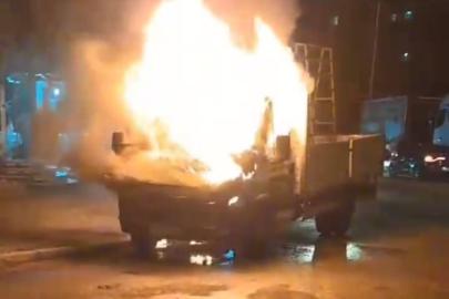 Park halindeki kamyonet alevlere teslim oldu