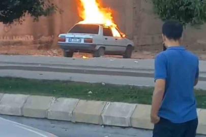 Park halindeki otomobil alev topuna döndü