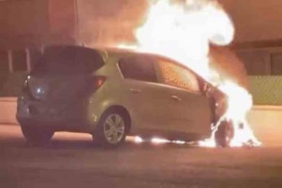 Park halindeki otomobil alevlere teslim oldu