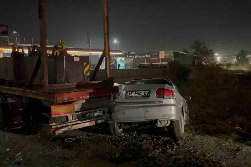 Park halindeki tıra çarpan otomobildeki 2 kişi yaralandı