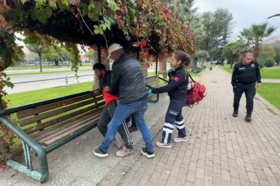 Parkta alkol alıp sızan şahıs hastanelik oldu