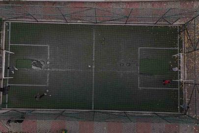 Parktaki halı sahayı, tarlaya çevirdiler