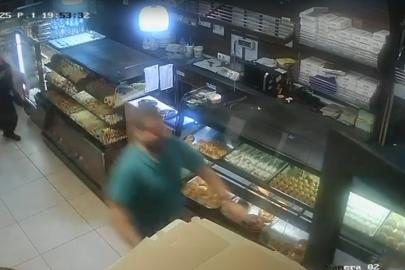 Pastanede dehşet anları: Elinde bıçakla müşterilere saldırdı