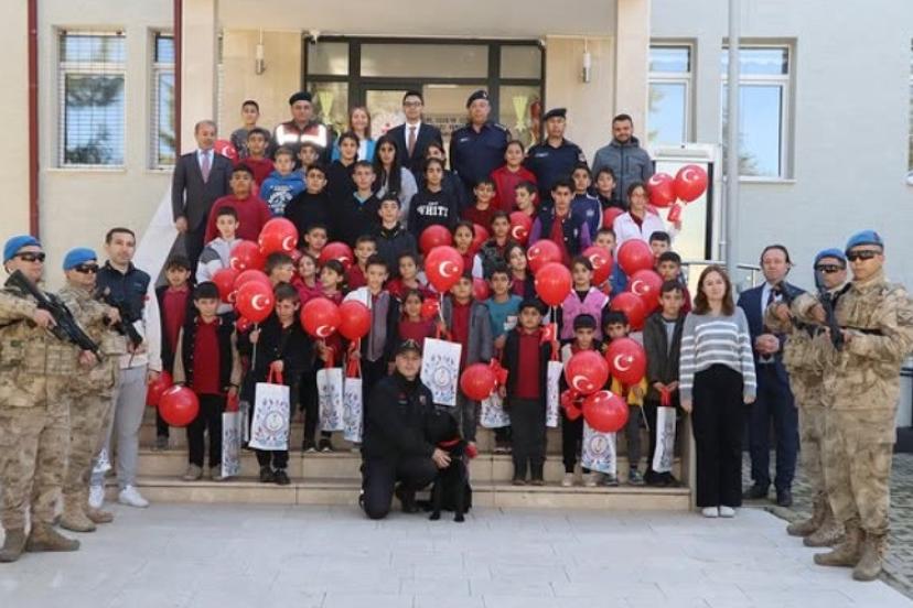 Pazaryeri’nde minik öğrenciler jandarma etkinlikleri ve köpek gösterileriyle tanıştı