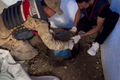 Pes dedirten uyanıklık, uyuşturucu bulunan kovayı deprem çadırının içerisinde toprağa gömdü