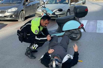 Polis memuru ambulans gelene kadar yaralının başından ayrılmadı