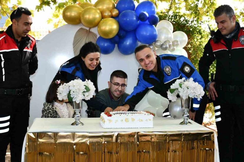 Polislerden cam kemik hastası Buğra’ya davullu, zurnalı doğum günü