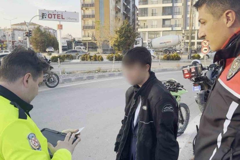 Polisten kaçan 15 yaşındaki motosiklet sürücüsüne 45 bin 746 lira ceza