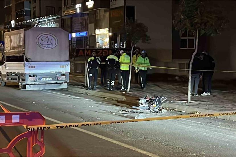 Polisten kaçan motosikletli, park halindeki kamyonete çarptı: 1 ölü 1 yaralı