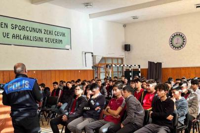 Polisten lise öğrencilerine yönelik eğitim çalışması