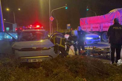 Porselen hammaddesi yüklü kamyon otomobille çarpıştı: 4 yaralı