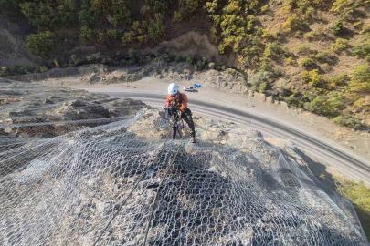 Pülümür yolunda taş düşmesi karşın güvenlik çalışmaları tamamlandı