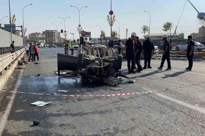 Refüjü aşan otomobil araçların arasına daldı: 3’ü ağır 5 yaralı