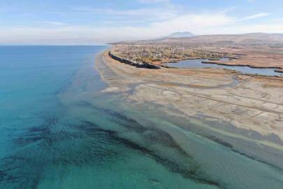Renkli yazlardan sessiz çöl manzarasına: Van Gölü’nün 8 yıllık değişimi