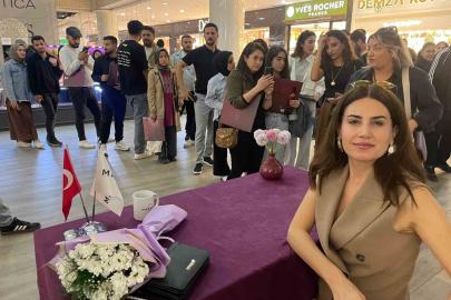 Rewşan, Mardian Mall’da plak imza gününde hayranlarıyla buluştu