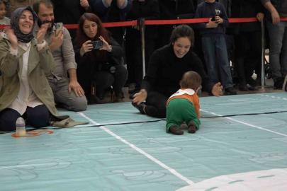 Rize’de emekleme yarışında bebeklerden çok aileler yarıştı