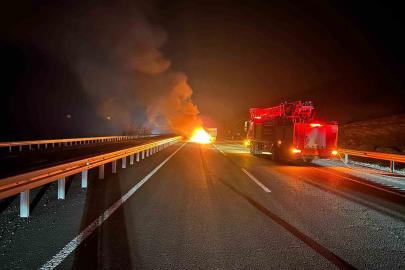 Römorka çarpan otomobil alev topuna döndü: 2 yaralı