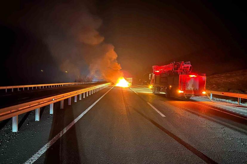 Römorka çarpan otomobil alev topuna döndü: 2 yaralı