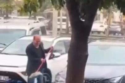 Sağanak yağmur altında arabasını yıkadı