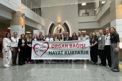 Sağlık çalışanları organ bağışının önemine dikkat çekmek için yeşil kurdele taktı
