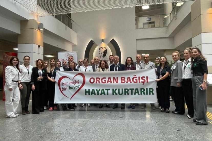Sağlık çalışanları organ bağışının önemine dikkat çekmek için yeşil kurdele taktı
