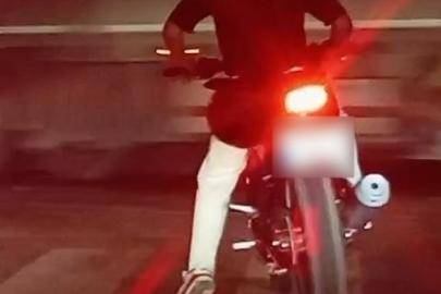 Samsun’da motosikletli sürücü ışıklarda patinaj yaparak lastik yaktı