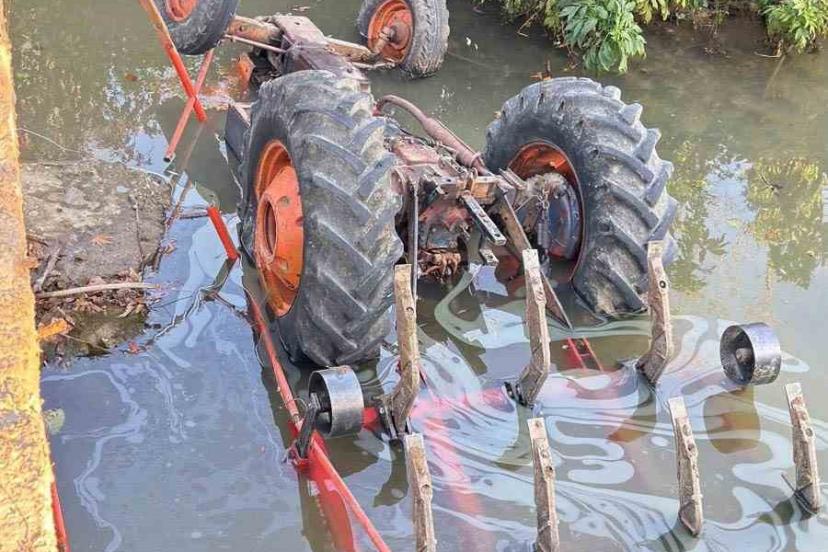Samsun’da traktör sulama kanalına devrildi