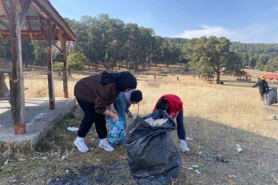 Sarıkamış’ta öğrenciler poşet poşet çöp topladı