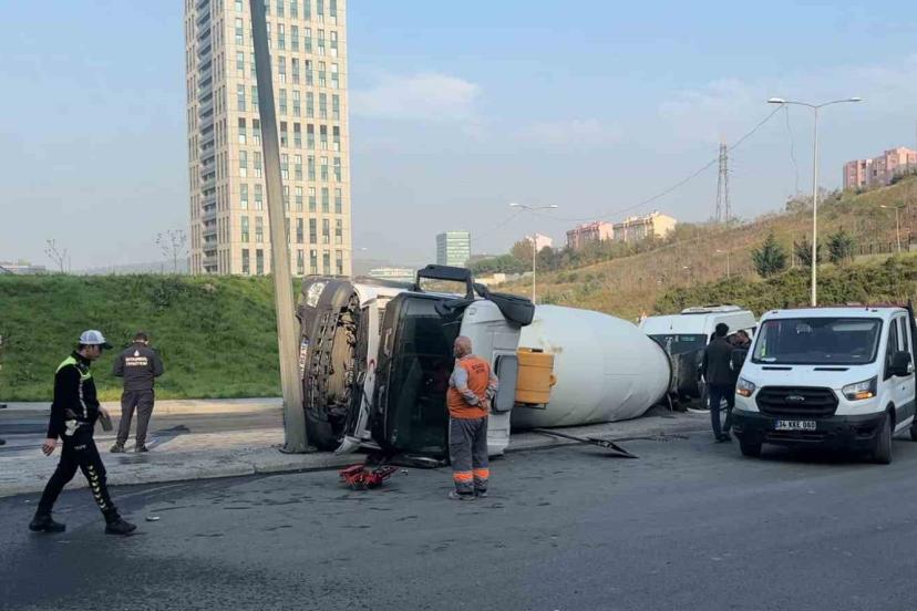 Sarıyer’de beton mikseri arkasındaki boş öğrenci servisine çarparak devrildi