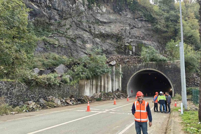 Sarp Sınır Kapısı yolunda heyelan