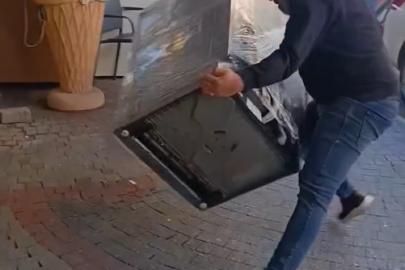 Satın aldığı bulaşık makinesi teşhir ürünü çıkınca mağazanın önüne attı