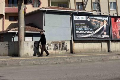 Savunma sanayisi merkezi haline gelen ilçede TOKİ konutları için bilboardlı teşekkür