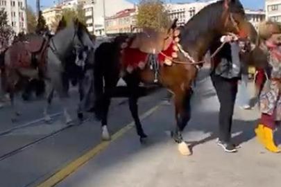 Şehir merkezinde gezdirilen atlar vatandaşları meraklandırdı