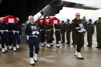 Şehit babasını oyuncağına sarılarak bekledi