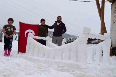 Şehitleri anmak amacıyla kardan ‘15 Temmuz Şehitler Köprüsü’ yaptılar, görenleri ise duygulandırdılar