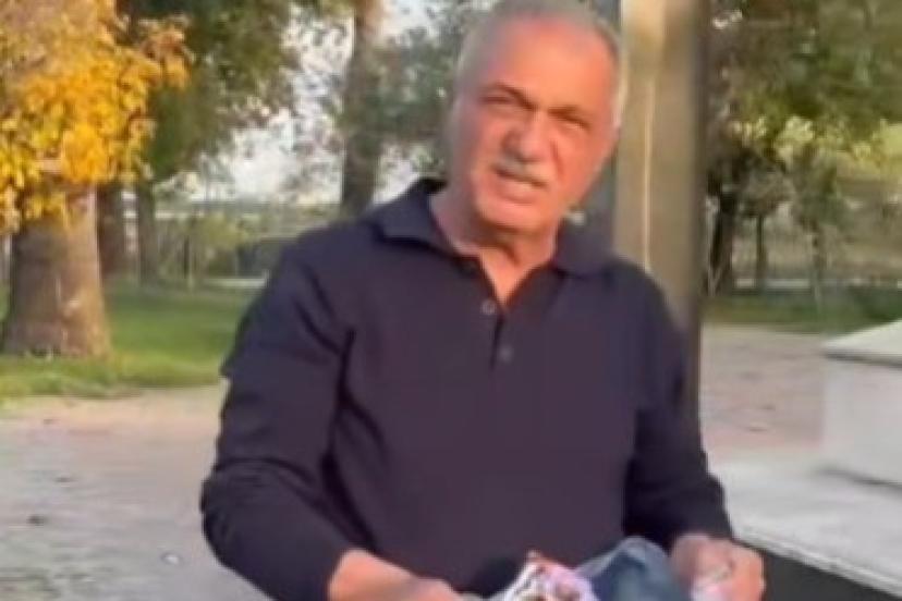 Şehitliğe saygısızlık yapanlara tepki gösterdi, çöpleri tek tek topladı